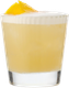 Ein erfrischendes Getränk in einem klaren Glas, gekrönt mit einer Schaumkrone und einer Orangenscheibe als Garnitur.