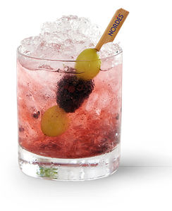 Ein erfrischender Cocktail mit zerstoßenem Eis, der mit einer grünen Olive und einer Brombeere garniert ist.
