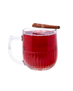 Ein klarer Glasbecher mit dampfendem, rotem Getränk und einem Zimtstängel oben drauf, vor schwarzem Hintergrund.
