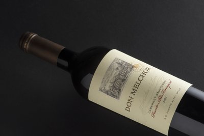 Die Flasche zeigt den Jahrgang 2021 und die Rebsorte Cabernet Sauvignon, perfekt für Weinliebhaber.