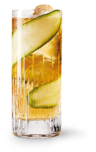 Ein erfrischender Cocktail in einem hohen Glas, dekoriert mit Gurkenscheiben und einem Eiswürfel, der für Sommerstimmung sorgt.