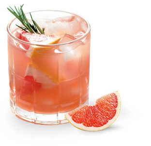 Ein Cocktail mit einer lebhaften rosa Farbe, serviert in einem quadratischen Glas, dekoriert mit Zitrusfrüchten und Kräutern.