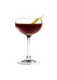 Ein elegantes Cocktailglas mit einem tiefbraunen Getränk, garniert mit einer gelben Zitrusschale.