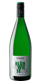 Das Etikett der Flasche hebt sich durch große, graue und grüne Buchstaben ab, die den Namen und die Herkunft des Weins betonen.