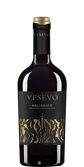 Die Flasche Vesevo Aglianico hebt sich durch ihr elegantes, goldverziertes Etikett und die schlichte schwarze Verpackung hervor.