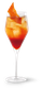 Ein stilvoller Cocktail in einem hohen Glas, das mit Eis gefüllt ist und eine leuchtend orangefarbene Garnitur hat.
