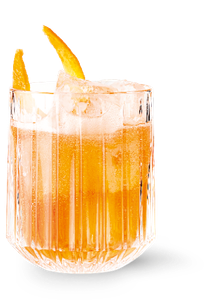 Ein elegantes Glas mit einem sprudelnden, orangefarbenen Getränk, garniert mit zwei Orangenscheiben und Eiswürfeln.