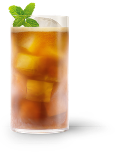 Ein Glas mit einem dunklen, erfrischenden Getränk, das Eiswürfel und ein Minzblatt enthält, ideal für heiße Tage.