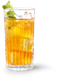 Ein stilvolles Glas mit einem sprudelnden, goldenen Getränk, das mit Eis gefüllt ist und mit Limettenzesten dekoriert wurde.
