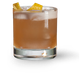 In einem klaren Glas befindet sich ein brauner Cocktail mit Eiswürfeln und einer Zitronenschale als Dekoration.