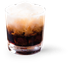 Ein Glas mit einem schokoladenbraunen Getränk, das mit Eiswürfeln gefüllt ist und eine cremige Schicht an der Oberfläche zeigt.