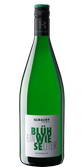 Das Etikett der Flasche hebt sich durch große, graue und grüne Buchstaben ab, die den Namen und die Herkunft des Weins betonen.