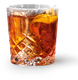 Ein elegantes Glas mit einem bernsteinfarbenen Getränk, garniert mit einer Zitronenschale, auf einem dunklen Untergrund.