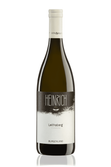 Ein hochwertiger Chardonnay in einer ansprechenden Flasche, die die Herkunft Burgenland und den Namen Heinrich präsentiert.