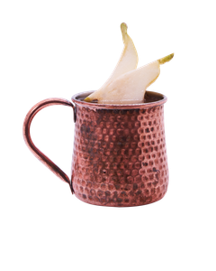 Ein kupferner Becher mit einer strukturierten Oberfläche, gefüllt mit einer klaren Flüssigkeit und dekoriert mit Birnenscheiben.