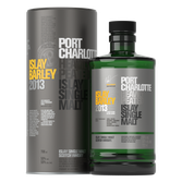 Eine grüne Whiskyflasche mit dem Etikett 'Port Charlotte Islay Barley 2013' steht neben einer eleganten, grauen Verpackung.