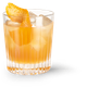 Ein stilvoller Drink in einem klaren Glas, das mit Eis gefüllt ist und eine leuchtend orangefarbene Garnitur hat.