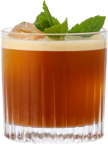 Ein Glas mit einem köstlichen, dunklen Getränk, das mit frischen Minzblättern und einem Eiswürfel ansprechend präsentiert wird.