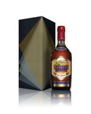 Eine elegante Flasche Tequila Reserva de la Familia steht vor einer stilvollen, geometrischen Verpackung in Schwarz und Gold.
