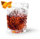 Ein elegantes Glas mit einem tiefroten Getränk, garniert mit einer spiralförmigen Orangenschale, auf einem dunklen Untergrund.