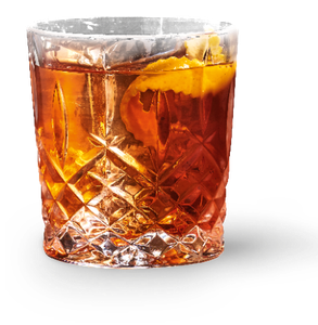Ein elegantes Glas mit einem bernsteinfarbenen Getränk, garniert mit einer Zitronenschale, auf einem dunklen Untergrund.