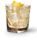 Ein stilvolles Glas mit einem sprudelnden Getränk, das Eiswürfel und eine frische Zitronenscheibe enthält.