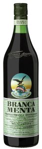 Die Flasche zeigt ein kunstvolles Etikett mit dem Schriftzug 'BRANCA MENTA' und einem Adler, der über eine grüne Landschaft fliegt.