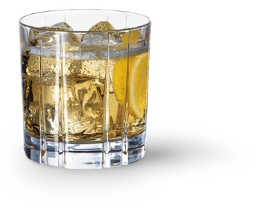 Ein Glas mit einem goldenen Getränk, gefüllt mit Eiswürfeln und einer Scheibe Zitrone, steht auf einem dunklen Untergrund.