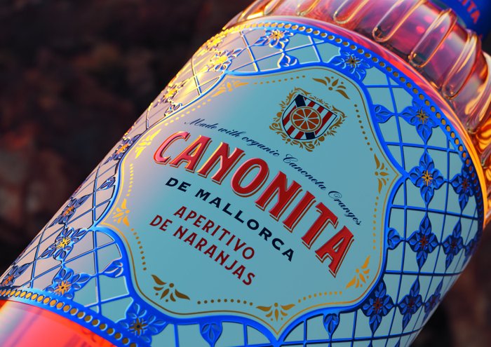 Ein kunstvoll gestaltetes Etikett der Canonita-Flasche, das die frischen Zutaten und die Herkunft aus Mallorca hervorhebt.