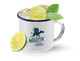 Der Becher mit Eis und Limetten zeigt ein ansprechendes Getränk, das durch die frischen Blätter lebendig wirkt.