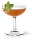 Ein stilvoller Cocktail in einem Glas, das mit Minze und Limette dekoriert ist, strahlt Erfrischung und Genuss aus.