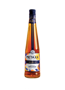 Metaxa, die originale griechische Spirituose, in einer stilvollen Flasche mit dem Schriftzug '5 Sterne' und fruchtigen Illustrationen.