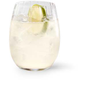 In einem eleganten Glas liegt ein kühles Getränk mit Eis und einer Limette, perfekt für gesellige Zusammenkünfte oder Feierlichkeiten.