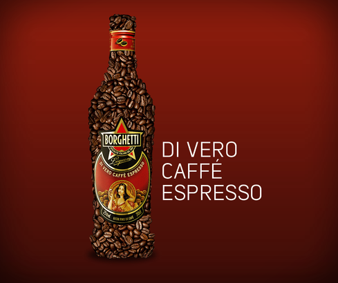 Borghetti's Di Vero Caffè Espresso in einer kunstvollen Präsentation, umgeben von Kaffeebohnen, vor einem warmen, roten Hintergrund.