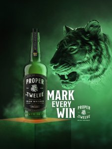 Der Tigerkopf und die Whiskeyflasche sind in einem geheimnisvollen grünen Licht beleuchtet, was eine kraftvolle Atmosphäre schafft.