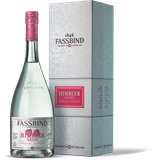 Im Vordergrund steht eine Flasche Himbeergeist, umgeben von einer stilvollen Box, die die Qualität des Inhalts hervorhebt.