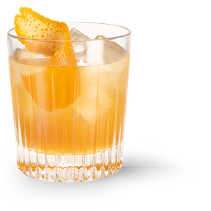 Ein stilvoller Drink in einem klaren Glas, das mit Eis gefüllt ist und eine leuchtend orangefarbene Garnitur hat.