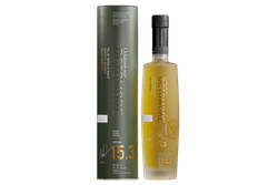 Ein hochwertiger Octomore Whisky in einer schlanken Flasche, umgeben von einer ansprechenden, grafisch gestalteten Box.
