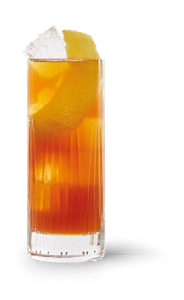 Ein Cocktail mit einer lebhaften orangefarbenen Schicht, dekoriert mit einer Zitronenschale und Eiswürfeln.