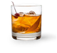 Ein Glas mit einem goldenen Getränk, gefüllt mit Eiswürfeln, einer Kirsche und einem Stück Zitrone, auf einem dunklen Untergrund.