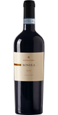 Ein stilvoller Rotwein in einer dunklen Flasche, die das Jahr 2020 und die Bezeichnung 'Sicilia DOC' auf dem Etikett trägt.
