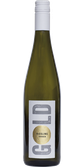 Eine elegante Flasche Riesling mit einem klaren, grünen Glas und einem weißen Schraubverschluss, beschriftet mit 'GOLD'.