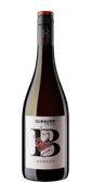 Die Flasche Merlot von Emil Bauer hebt sich durch ihr minimalistisches Design und die geschmackvolle Farbgebung hervor.