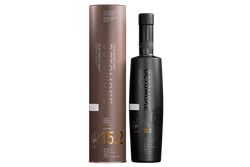 Ein edles Whisky-Set mit der Flasche Octomore 15.2 und einer stilvollen Verpackung, die zusammen ein luxuriöses Bild ergeben.