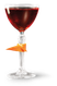 Ein elegantes Glas mit rotem Getränk, verziert mit einer orangefarbenen Schale, strahlt festliche Stimmung aus.