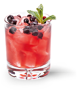 Ein Cocktail mit einer leuchtend roten Farbe, der mit Eiswürfeln und dunklen Beeren gefüllt ist, verziert mit Minze.