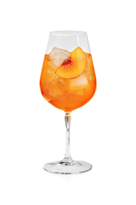  Erfrischender oranger Cocktail in elegantem Glas mit Eiswürfeln präsentiert