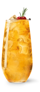 Ein erfrischendes Getränk in einem hohen Glas, gefüllt mit Eis und einer goldenen Flüssigkeit, garniert mit einer Kirsche.