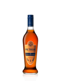 Eine elegante Flasche Metaxa mit blauer Kappe und goldenen Details, die auf einem weißen Hintergrund steht.