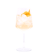Hellgoldener Drink mit Eiswürfeln und einer geschwungenen Zitronenzeste in einem hohen Stielglas vor weißem Hintergrund.